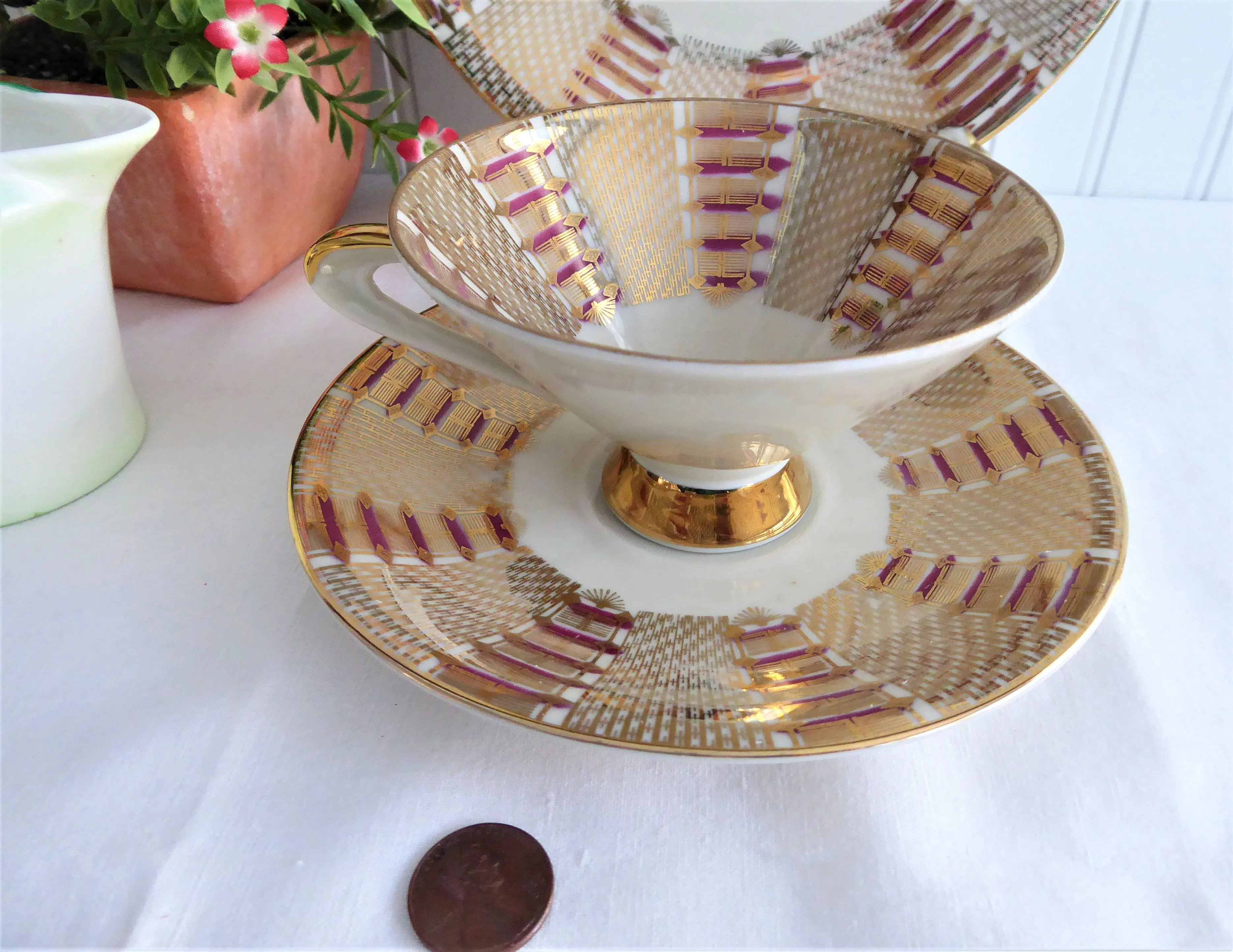 Gorgeous Art Deco Teacup Trio Bavaria Gold Mesh Magenta Martini Shape Cup 1930s